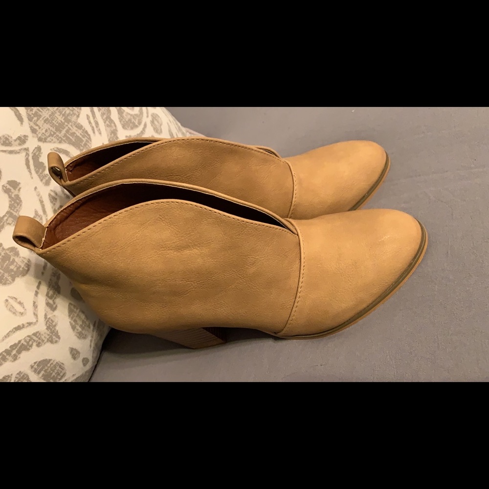 Brand new camel colored booties sz 6